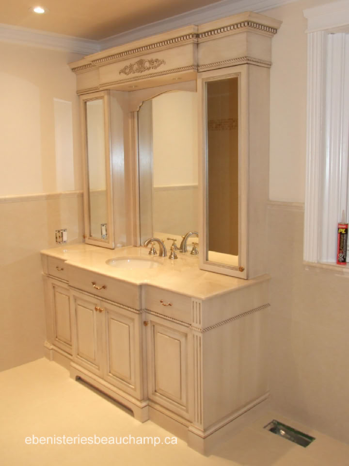 Meuble de salle de bain en bois clair avec deux miroirs, deux lavabos et plusieurs tiroirs.