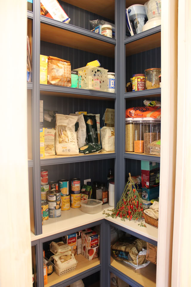 Étagères de garde-manger avec divers aliments en boîtes, sacs et bocaux.