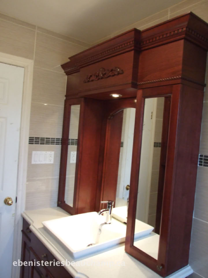 Meuble de salle de bain en bois avec miroir et lavabo intégré.
